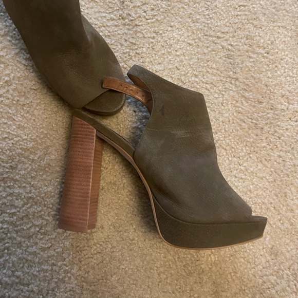 Steve Madden Forest Green Mule. Must have wardrobe staple! - Picture 2 of 4